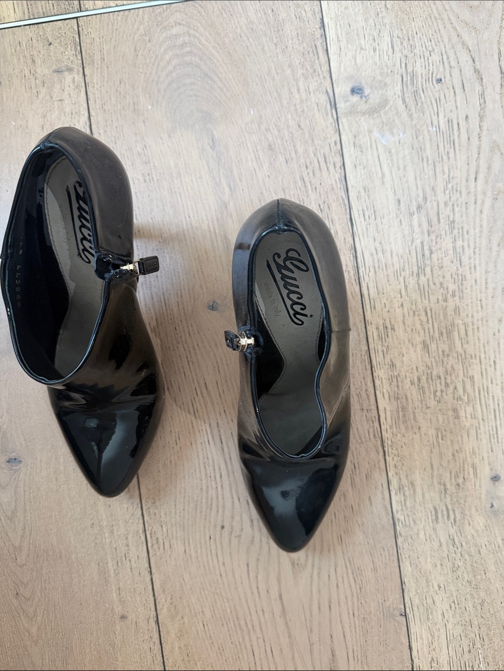 Gucci Black Patent Mary Jane Pointed  booth
